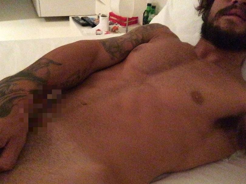 Pablo Daniel Osvaldo è apparso nudo come mamma l&#39;ha fatto per il piacere delle sue fan e forse un po&#39; meno per quello del suo club, il Boca. L&#39;attaccante argentino è finito nella bufera per colpa di alcuni selfie hot che sono stati pubblicati dal profilo Twitter 
